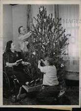 1944 Press Photo Iola Swinnerton Warren of Chicago Celebrates Christmas picture