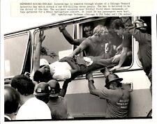LAE6 1985 Original UPI Photo INJURED MAN RESCUED CHICAGO TRANSIT BUS ACCIDENT picture