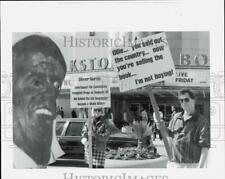 1991 Press Photo Houstonians protest former aide Oliver North's book signing, TX picture