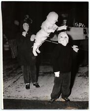 1950s SPOOKY HALLOWEEN CHILDREN PRESS PHOTO KENOSHA EVENING NEWS STRANGE  Z3714 picture