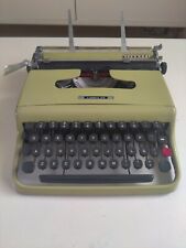 OLIVETTI LETTERA 22 TYPEWRITER. GREEN. S/N 1009145. ITALY BY IVREA. SPANISH picture