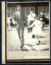 OSCAR WINNER ACTOR SIDNEY POITIER & FAMILY ARRIVE IN ROME 1968 PRESS Photo Y 207 picture