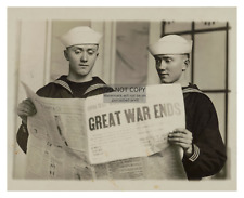 WW1 SOLDIERS READING NEWSPAPER 