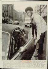 1971 Press Photo Bucks' player Lew Alcindor gets into his car at New York picture