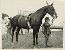 1934 Press Photo Alice Brady poses with her horse at horse show in Southampton picture