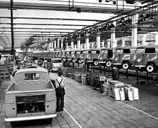 1967 VOLKSWAGEN  BUS ASSEMBLY LINE  Photo  (219-p) picture