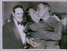 LG862 Original Photo SINCLAIR LEWIS Writer Playwright Kisses Beautiful Woman picture