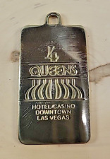 4 Queens Casino Credit Banque Keyring Good As Gold Brass vintage picture