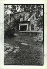 1982 Press Photo Untrimmed lawn at building on the Milton College campus picture