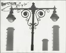 Photo:[[Detail view of a lamppost]] picture