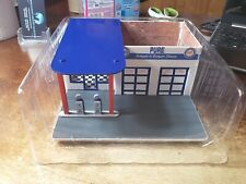 GREENLIGHT MECHANIC'S CORNER VINTAGE GAS STATION 1:64 PURE LIMITED EDITION picture