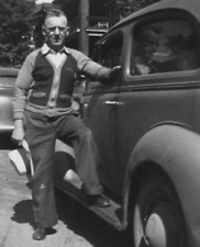 3H Photograph Handsome Man Holding Fedora Hat Posing With Old Car 1940-50's picture
