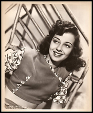 HOLLYWOOD BEAUTY GAIL RUSSELL ALLURING POSE 1940s STUNNING PORTRAIT Photo 701 picture