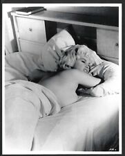 HOLLYWOOD JAYNE MANSFIELD ACTRESS ON BED VINTAGE ORIGINAL PHOTO picture