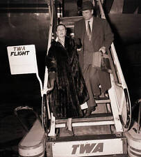 Vivien Leigh and Laurence Olivier Exit Plane - New York, - Fil - 1953 Old Photo picture