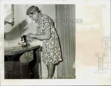 1978 Press Photo Leila Devoy and her grandmother's Wilcox & Gibbs Sewing Machine picture