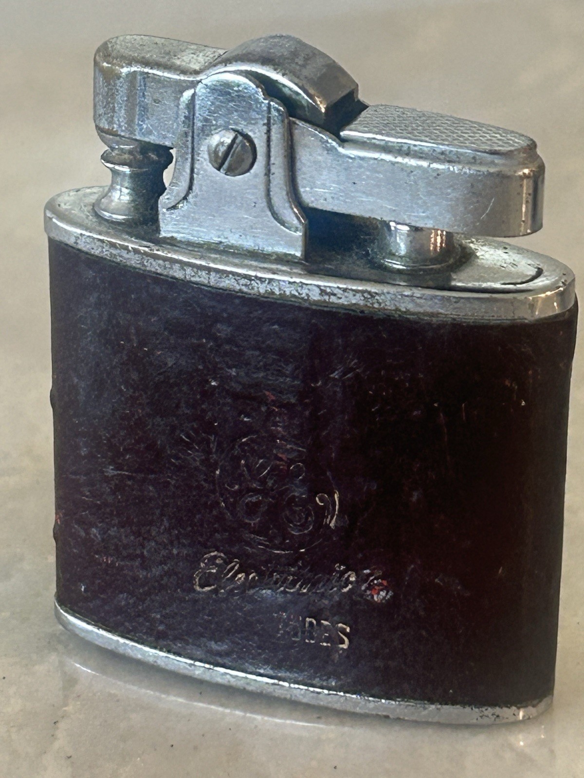 Vintage - Rare 1950’s B & D Lighter GE Electronic Tubes Engraved Ostrich Skin Vintage - Rare 1950’s B & D Lighter GE Electronic Tubes Engraved Ostrich Skin