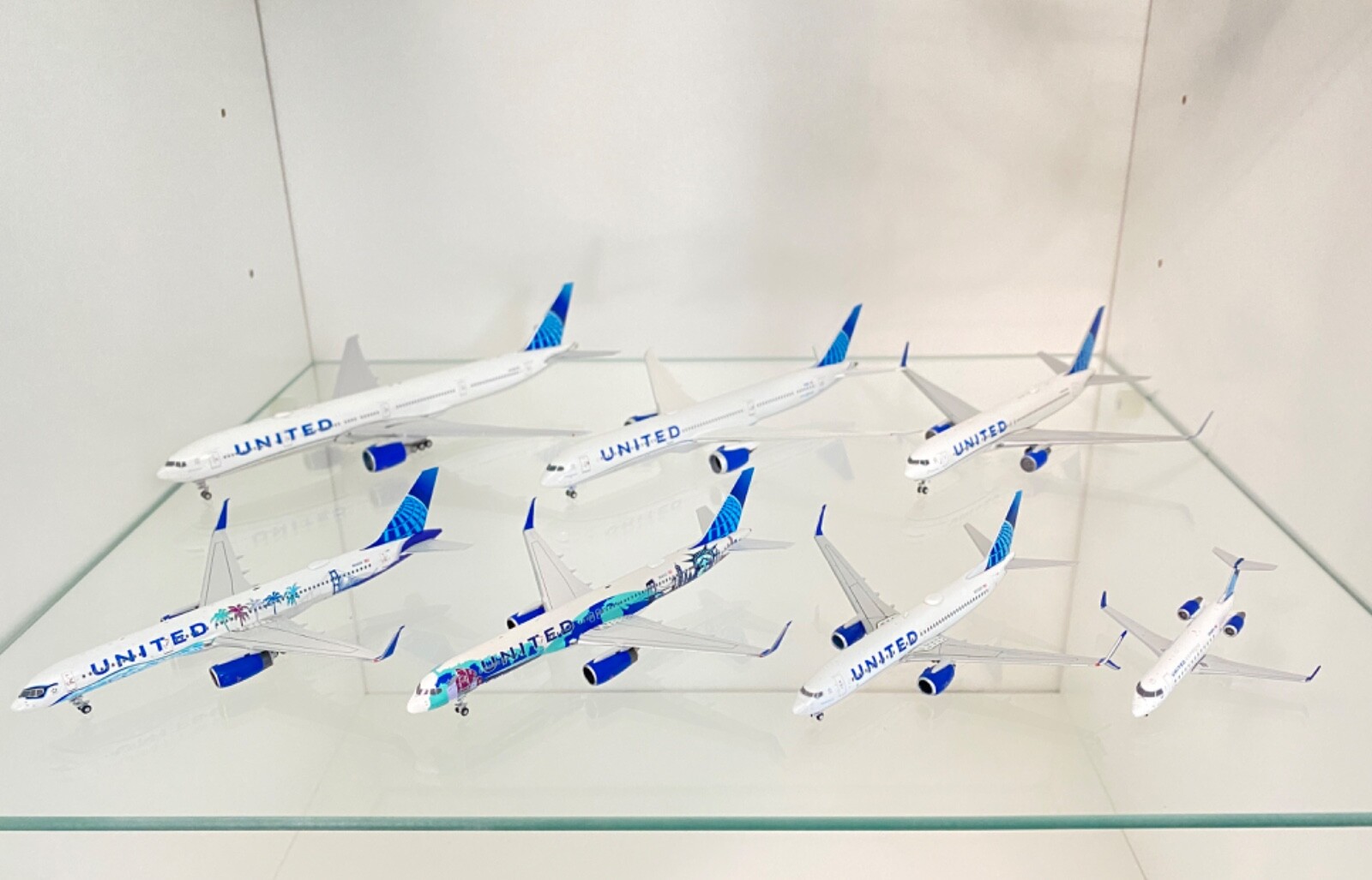 NG/GJ 1:400 - United Airlines Collection (Evo Blues) (Lot of 7 Rare Models) NG/GJ 1:400 - United Airlines Collection (Evo Blues) (Lot of 7 Rare Models)
