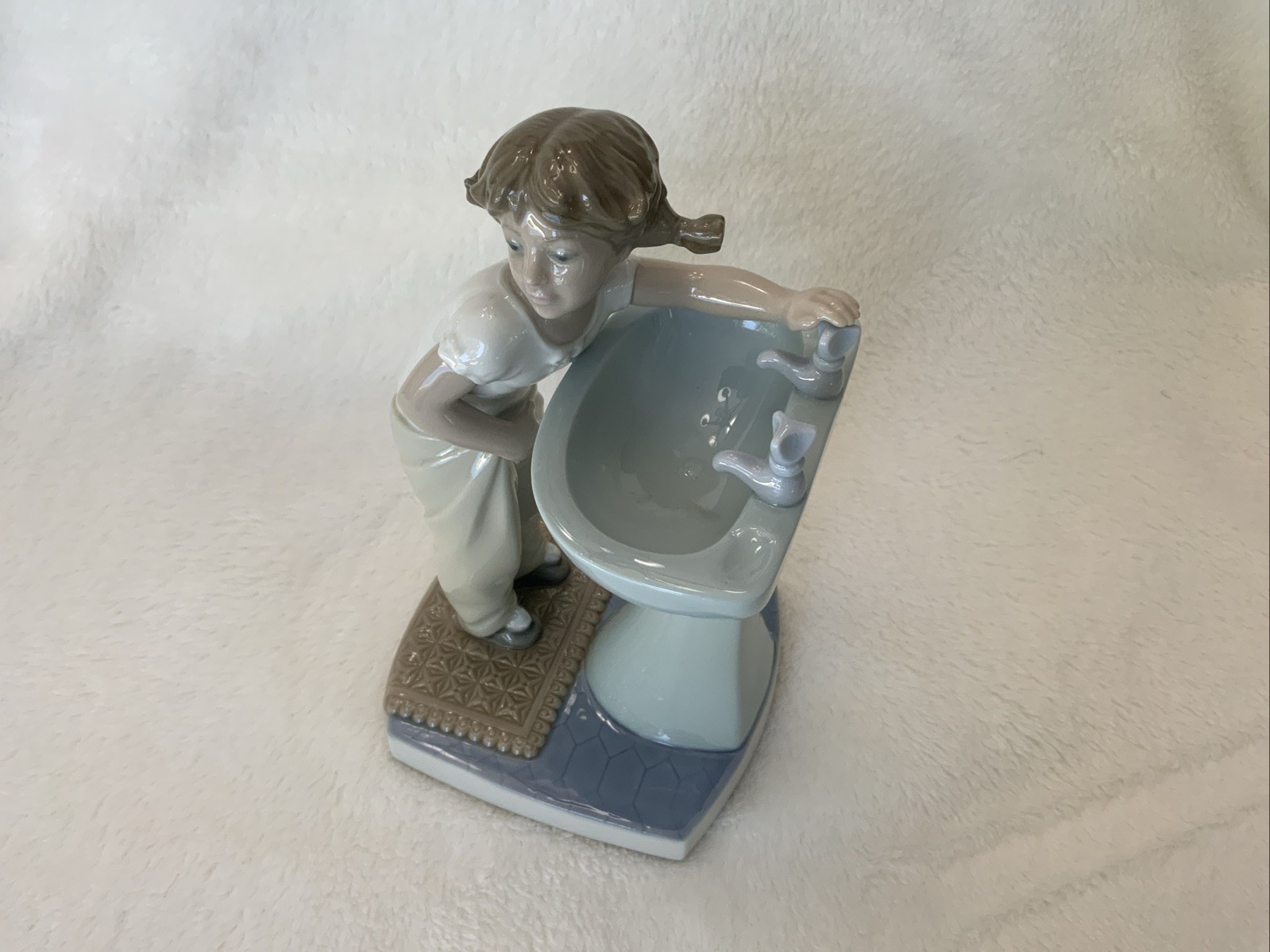 LLADRO Art Sculpture “Clean up Time” #4838 Porcelain Spain Figurine LLADRO Art Sculpture “Clean up Time” #4838 Porcelain Spain Figurine