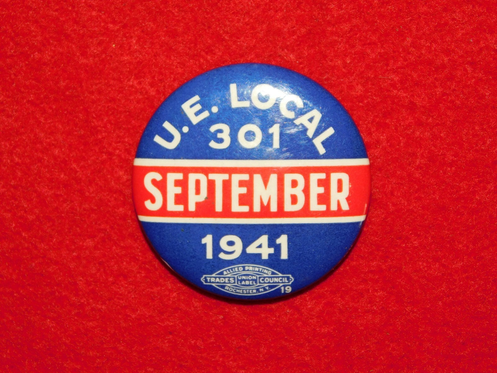 VINTAGE PINBACK BUTTON WWII 1941 U E LOCAL 301 UNION LABEL TRADES ROCHESTER NY VINTAGE PINBACK BUTTON WWII 1941 U E LOCAL 301 UNION LABEL TRADES ROCHESTER NY