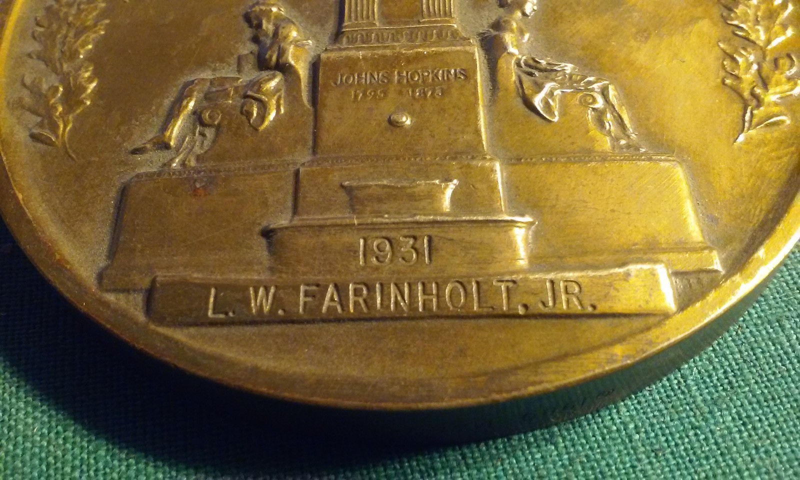 1931 THE JOHNS HOPKINS UNIVERSITY FIFTY YEAR ALUMNUS BRONZE PAPERWEIGHT MEDAL 1931 THE JOHNS HOPKINS UNIVERSITY FIFTY YEAR ALUMNUS BRONZE PAPERWEIGHT MEDAL