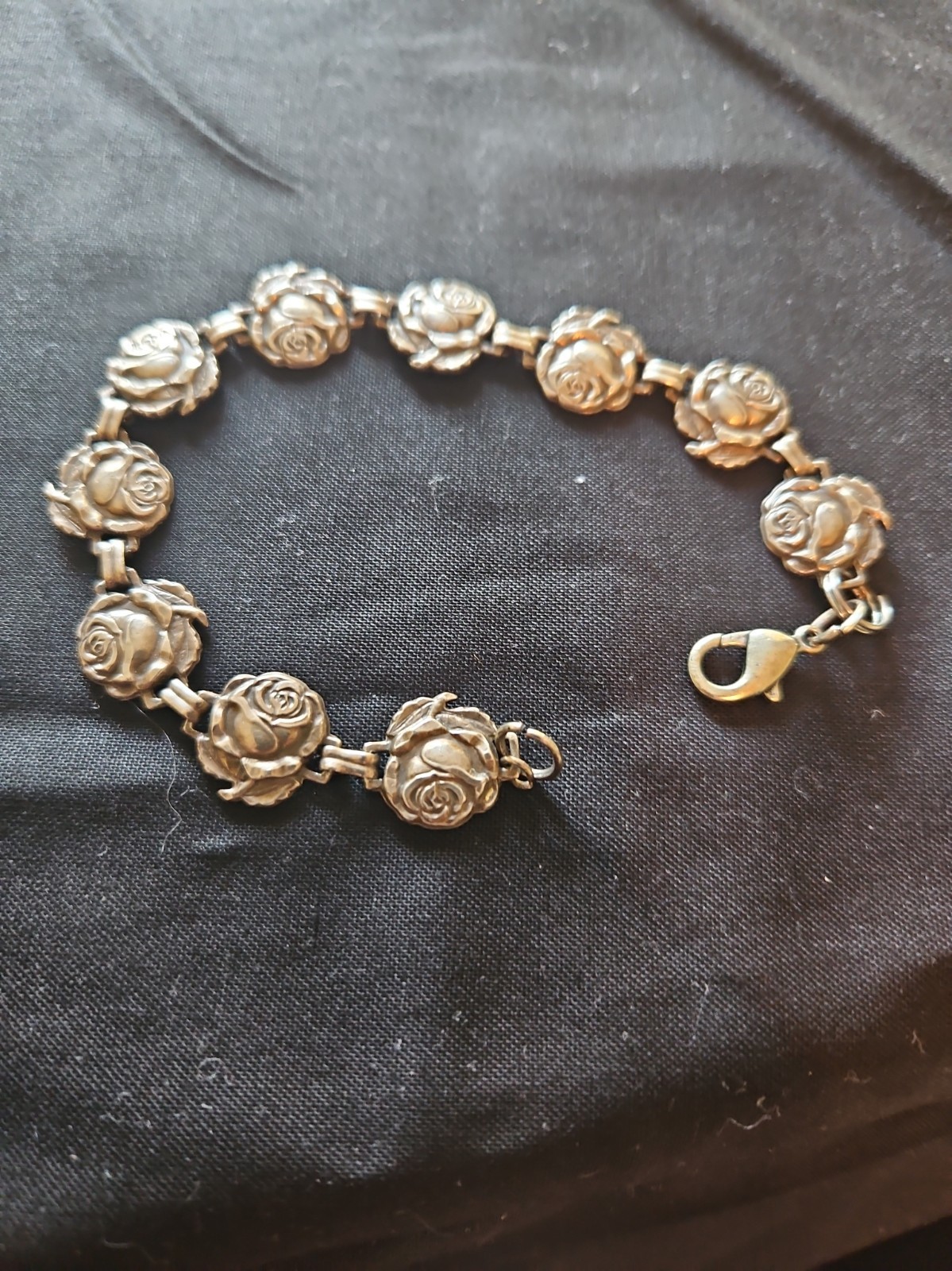 VINTAGE STERLING ROSES BRACELET WITH CATHOLIC RELIGIOUS MEDALS SAINTS 18.grams VINTAGE STERLING ROSES BRACELET WITH CATHOLIC RELIGIOUS MEDALS SAINTS 18.grams