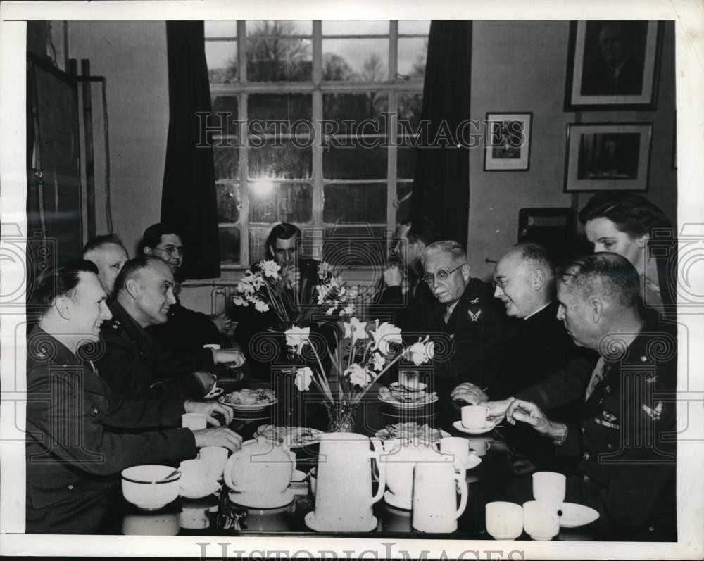 1943 Press Photo Archbishop Francis J Spellman of NY in England with Officials