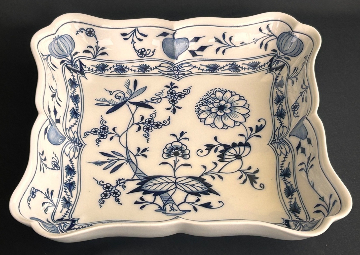 MEISSEN BLUE ONION PORCELAIN CONDIMENT BURLESQUE SQUARE BOWL HAND PAINTED- MINT MEISSEN BLUE ONION PORCELAIN CONDIMENT BURLESQUE SQUARE BOWL HAND PAINTED- MINT
