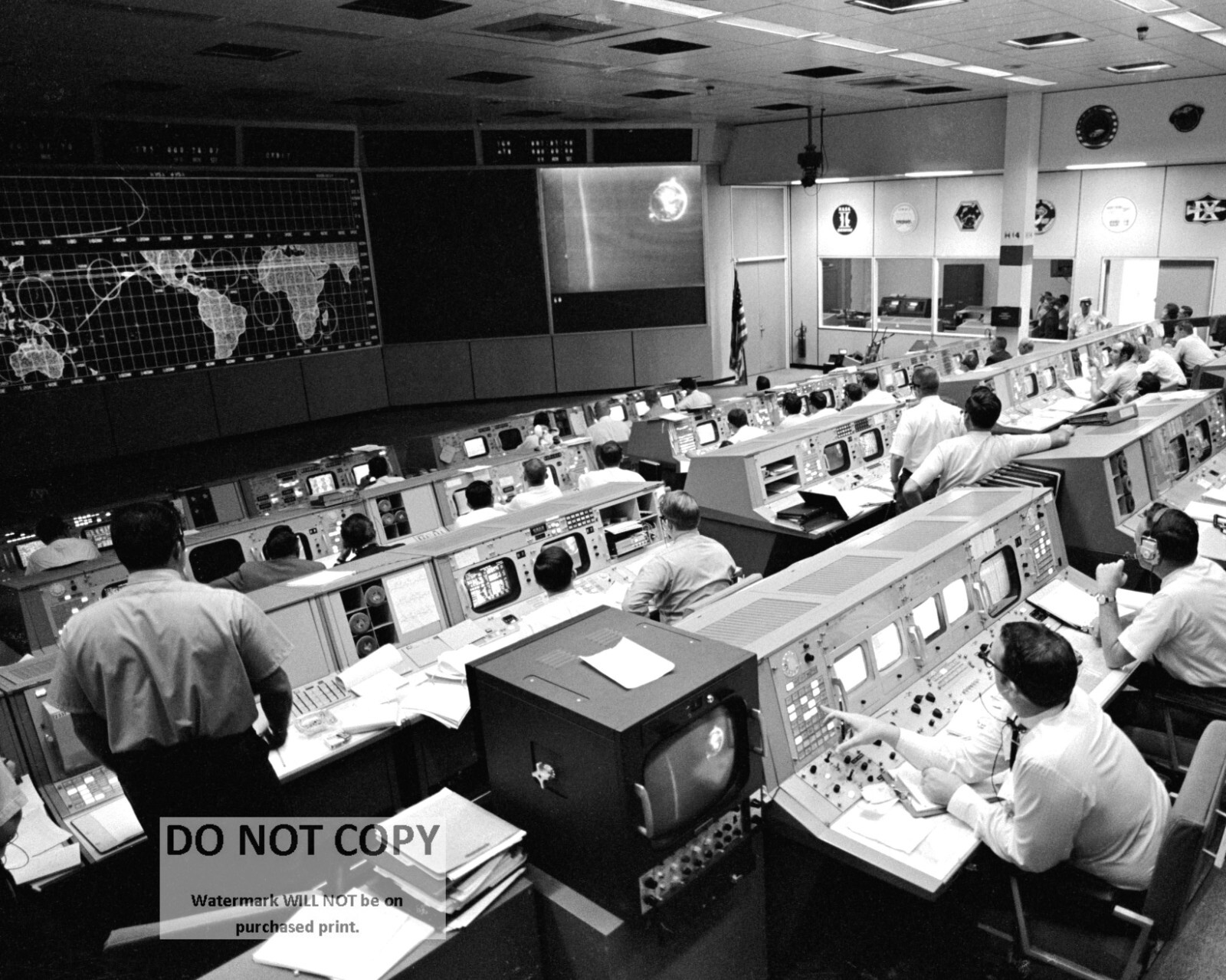 OVERALL VIEW OF MISSION CONTROL DURING APOLLO 10 - 8X10 NASA PHOTO (ZZ-650)
