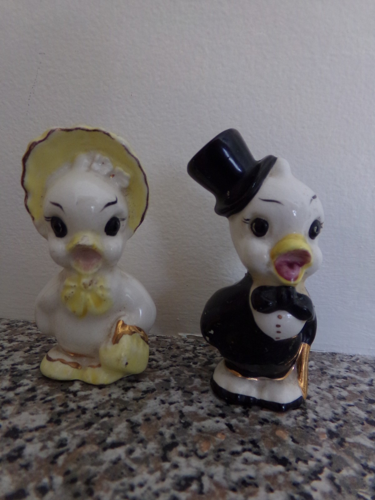 VINTAGE CUTE TINY DUCKS? CHICKS? SALT & PEPPER #5675 PROBABLY JAPAN VINTAGE CUTE TINY DUCKS? CHICKS? SALT & PEPPER #5675 PROBABLY JAPAN