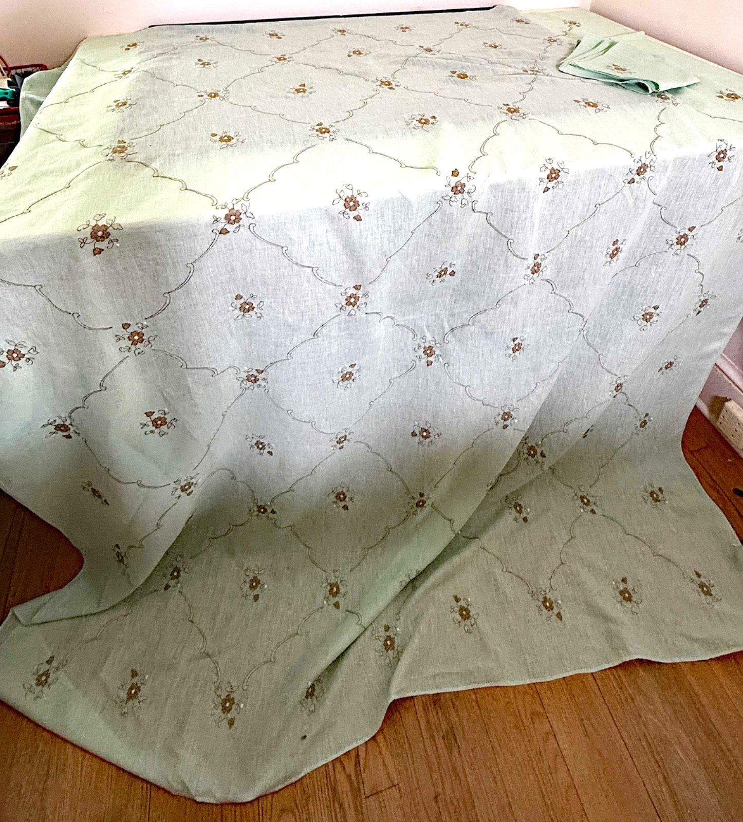 Vintage Madeira Hand Embroidered Linen Tablecloth Set & Napkins -Mint Green B013 Vintage Madeira Hand Embroidered Linen Tablecloth Set & Napkins -Mint Green B013