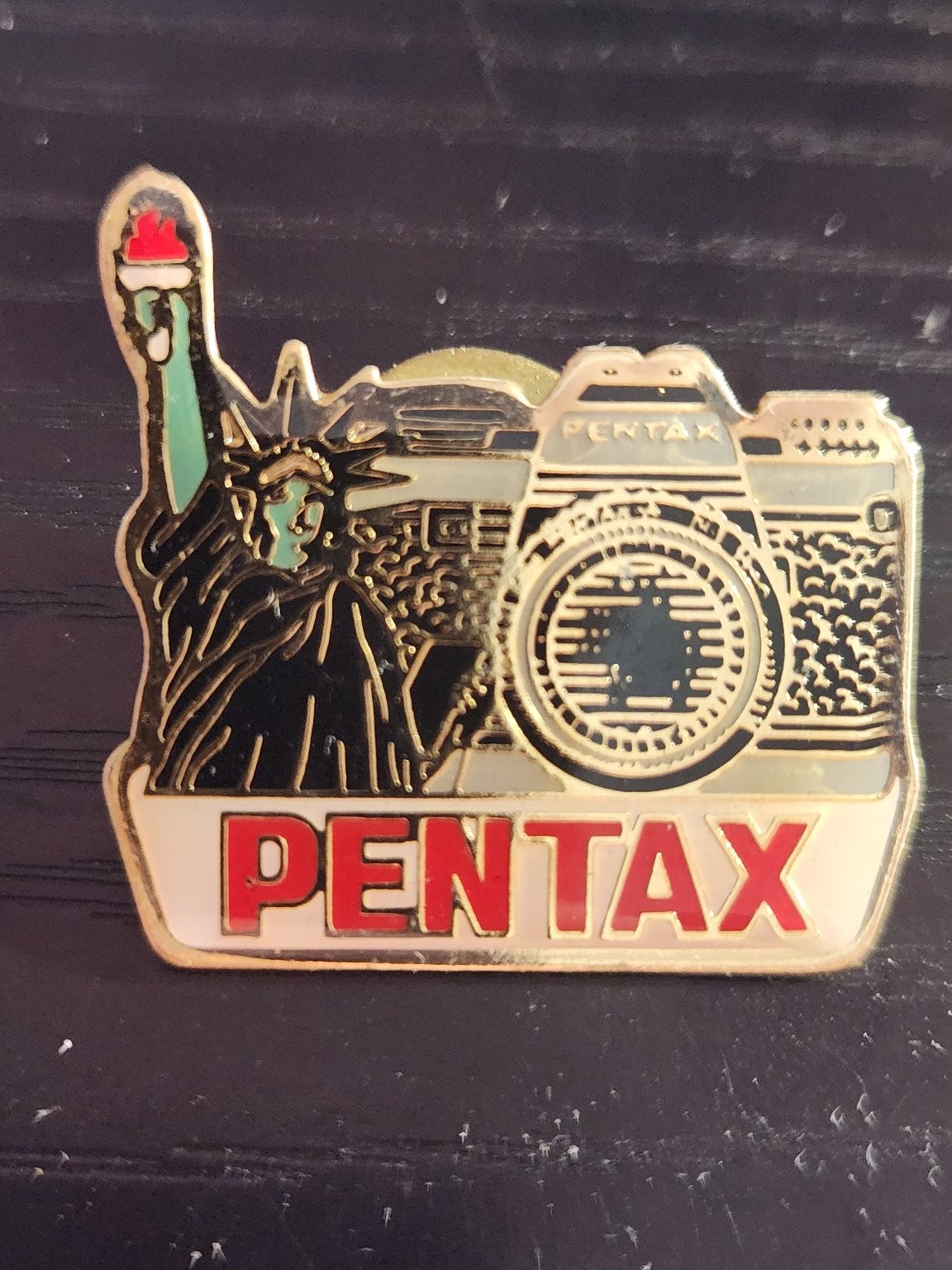 Pentax Camera Statue of Liberty Lapel Pin 1984 Souvenir Christmas Hat Pin