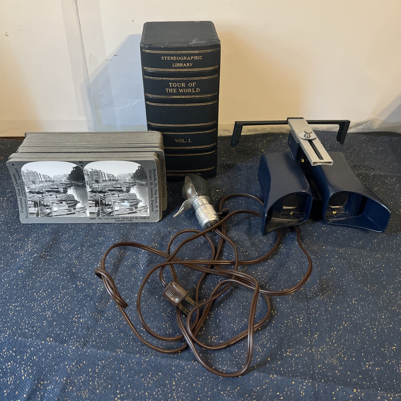 Vintage Stereo Graphoscope with Graphic Library Vol 1 (Tour Of The World) Vintage Stereo Graphoscope with Graphic Library Vol 1 (Tour Of The World)