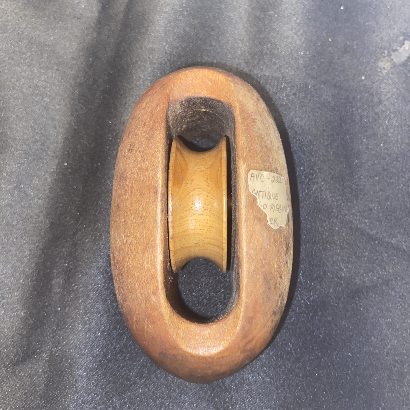 ANTIQUE CA 1890S WOODEN SINGLE SHEAVE YACHT PULLEY / MARITIME BLOCK ANTIQUE CA 1890S WOODEN SINGLE SHEAVE YACHT PULLEY / MARITIME BLOCK