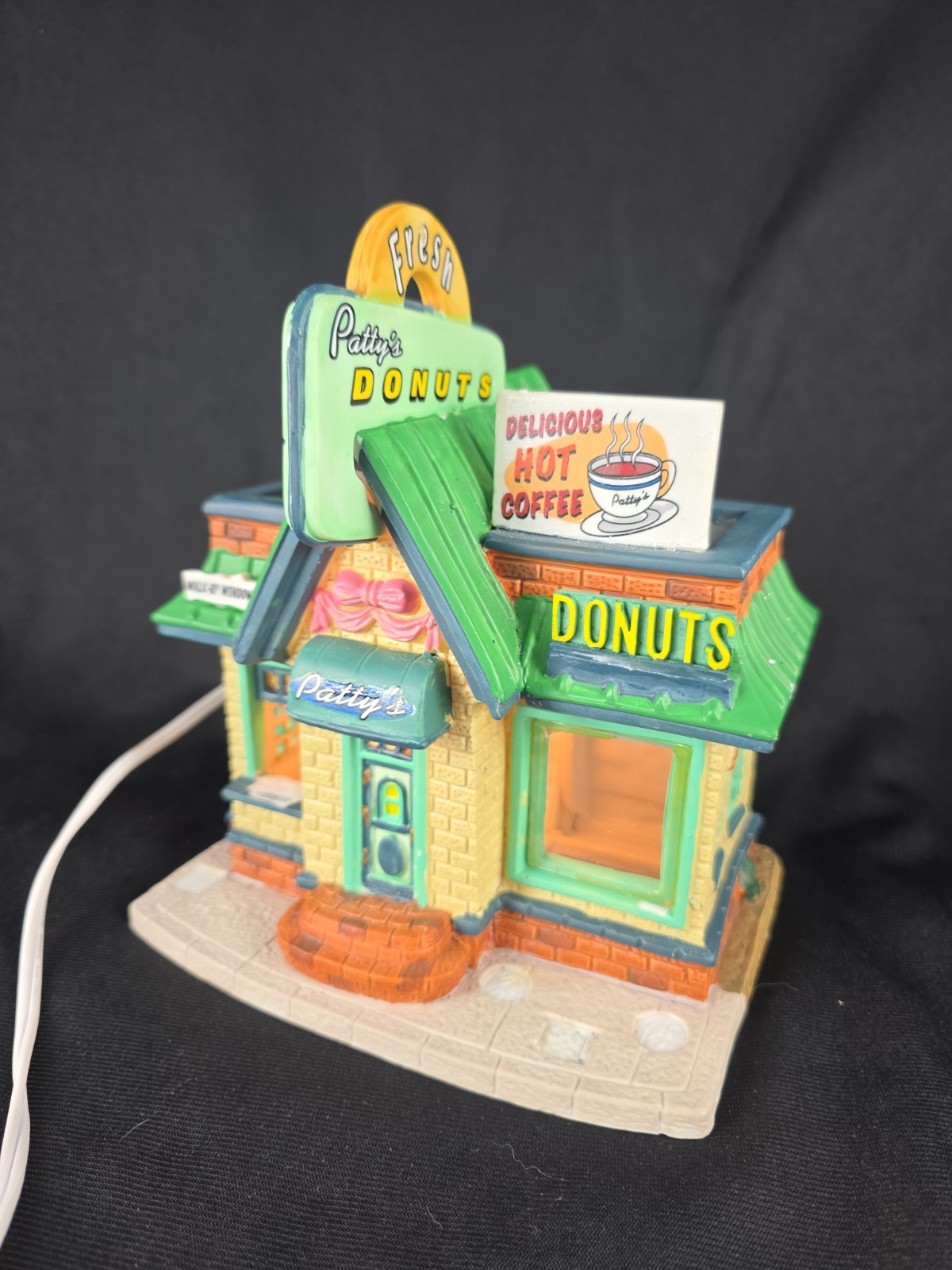 Pattys Donuts/ Lemax/Village Collection Christmas Village Light Up Teated Works Pattys Donuts/ Lemax/Village Collection Christmas Village Light Up Teated Works