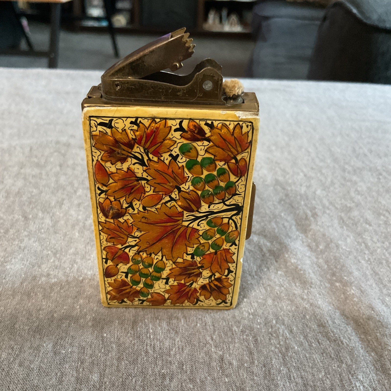 VINTAGE LADIES PIGEON ENAMELED CIGARETTE LIGHTER & CASE & ASHTRAY GOLD TONE VINTAGE LADIES PIGEON ENAMELED CIGARETTE LIGHTER & CASE & ASHTRAY GOLD TONE