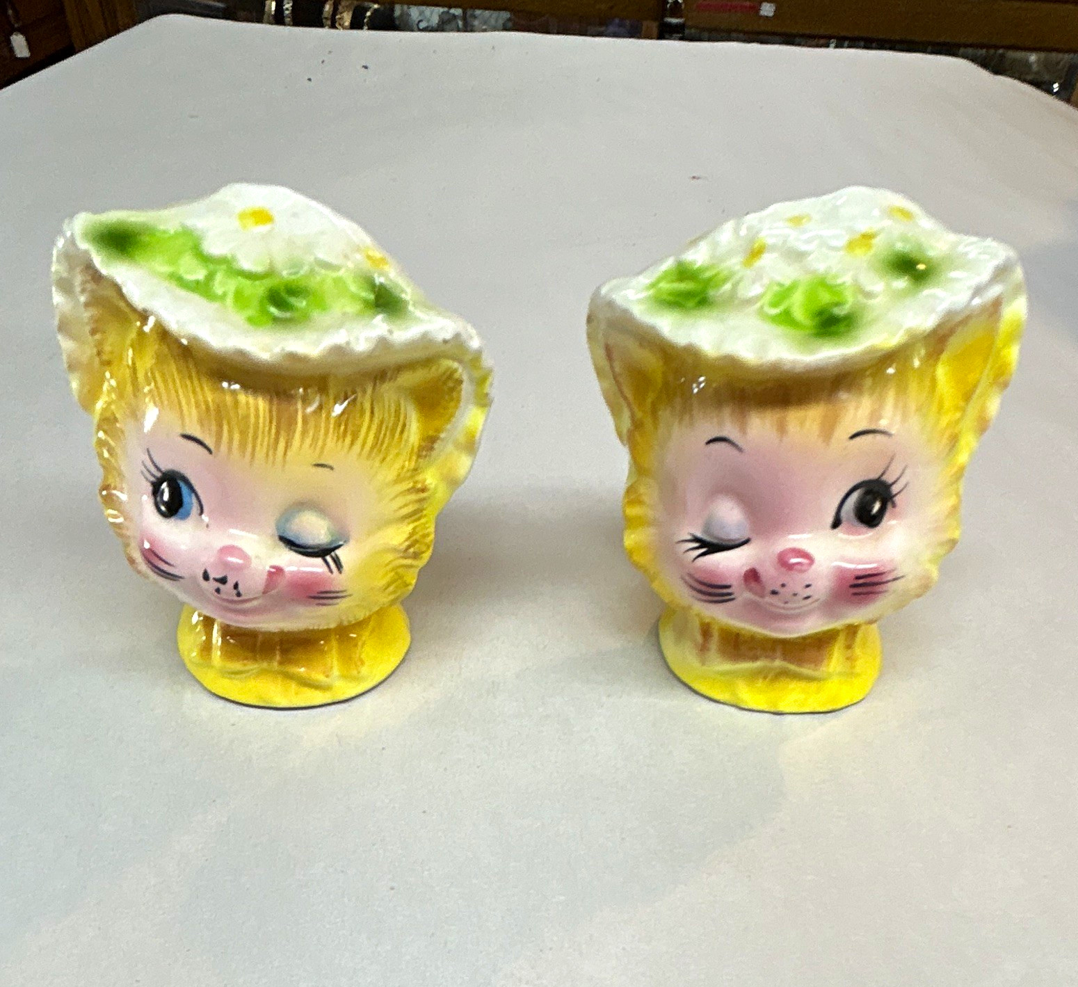 Vintage 1950s Ceramic Girl Head Floral Bonnet Salt & Pepper Shakers E12 Vintage 1950s Ceramic Girl Head Floral Bonnet Salt & Pepper Shakers E12