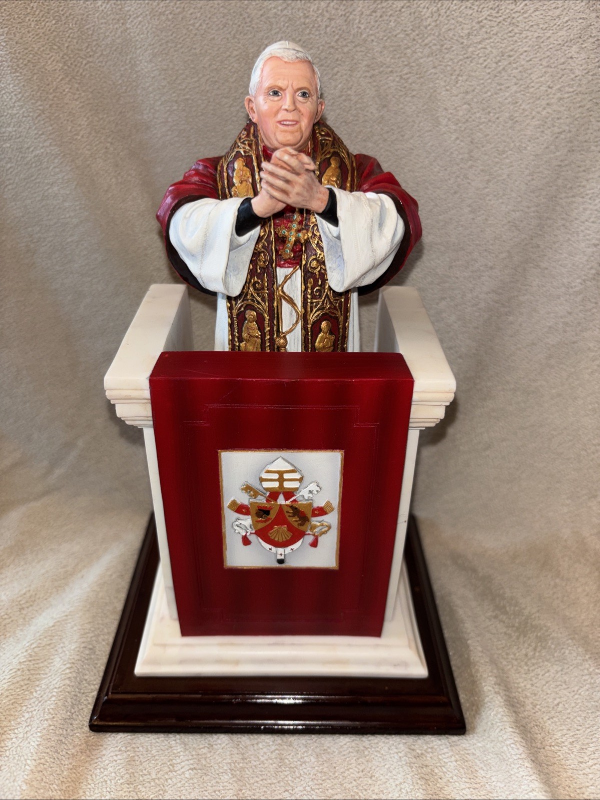 The Danbury Mint Pope Benedict XVI Resin Figure 8.5” Hands Clasped At Podium CAB