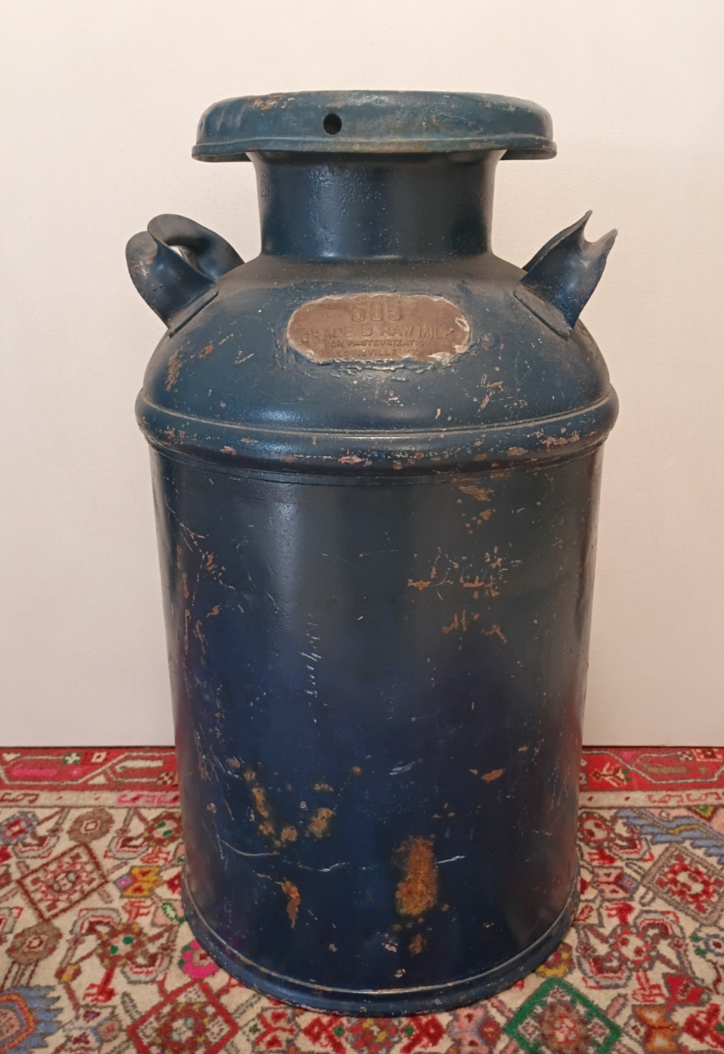 ANTIQUE LARGE GRADE B RAW MILK CAN LOUISVILLE KY TAG OLD BLUE PAINT ANTIQUE LARGE GRADE B RAW MILK CAN LOUISVILLE KY TAG OLD BLUE PAINT