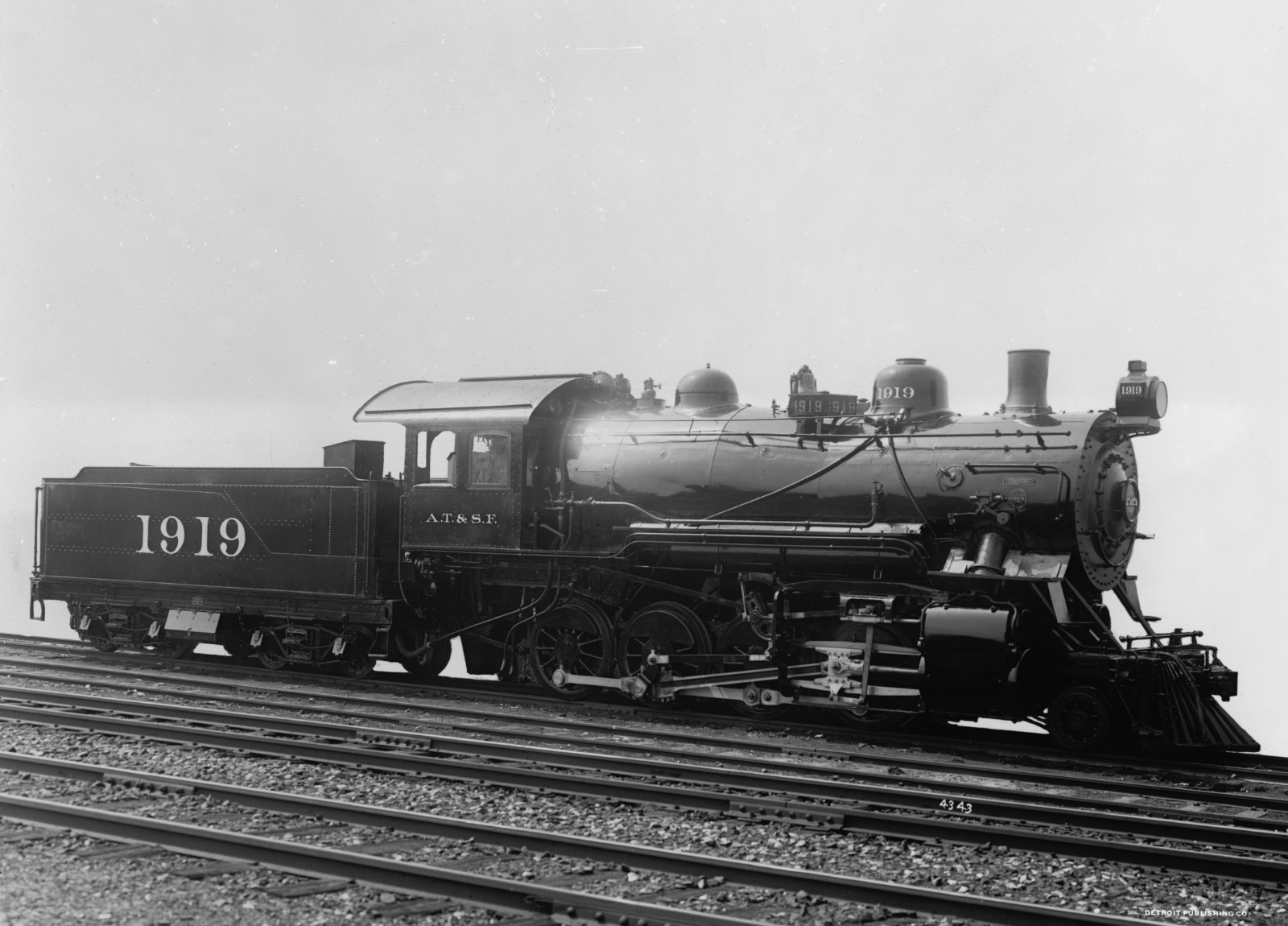 AT&SF 1919 2-8-0 Consolidation Locomotive in 1910 8.5 x 11 Photo