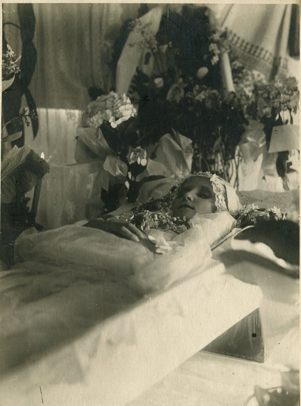 Antique Baby child post mortem funeral mourning family children vintage photo