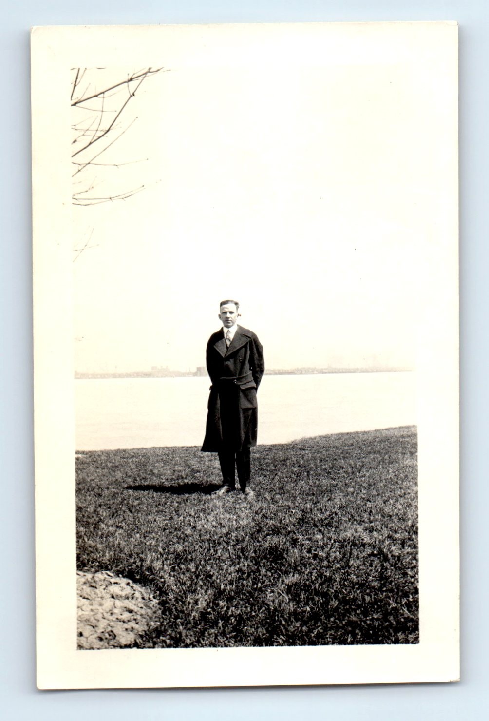 Old Vintage Photo SOLO MAN STANDING BY WATER LAKE BAY 1924 ANTIQUE SNAPSHOT