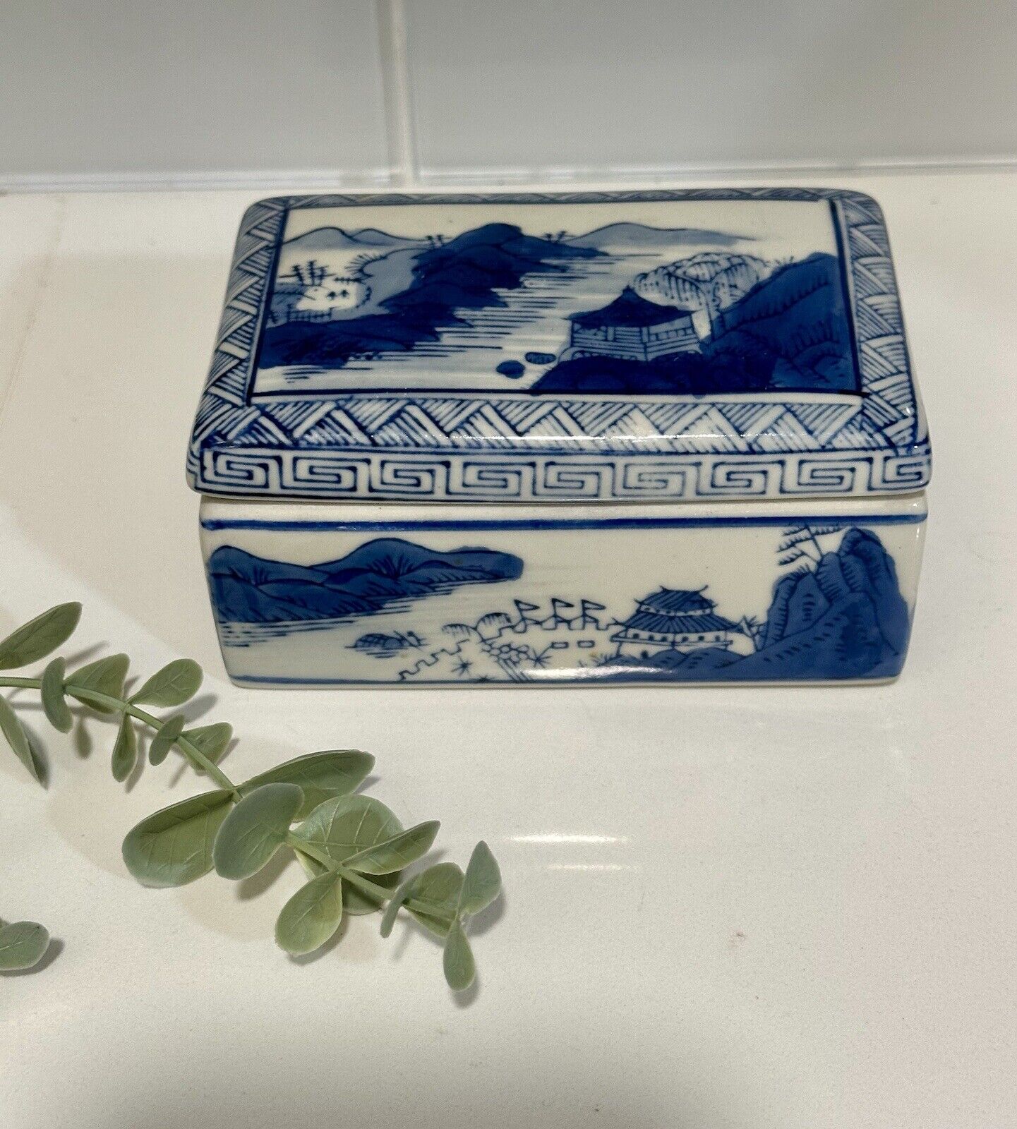 Vintage Chinese Porcelain Box Blue & White Quilong Marking Under Lid Decor