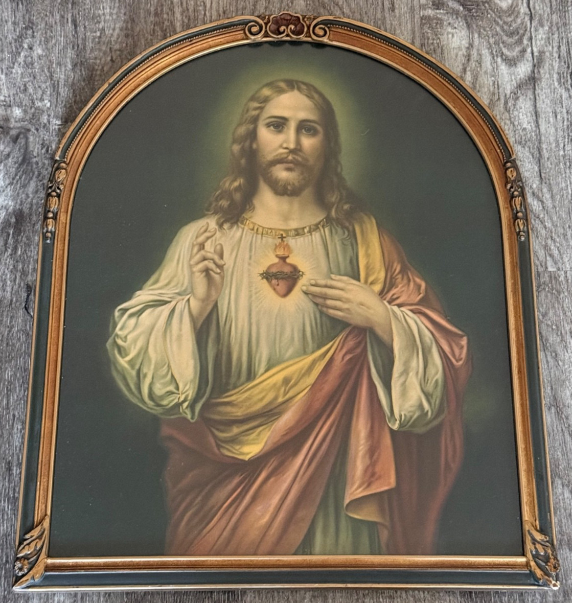 ~VINTAGE SACRED HEART OF JESUS PRINT IN ARCHED FRAME 21 1/2 ~VINTAGE SACRED HEART OF JESUS PRINT IN ARCHED FRAME 21 1/2
