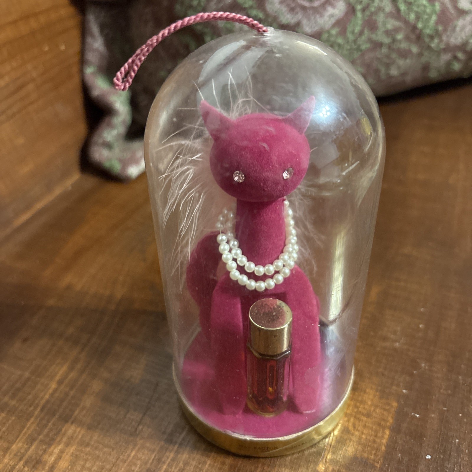 Vintage Max Factor “Sophisti-Cat” Perfume – Pink Flocked Cat Figurine (1960s) Vintage Max Factor “Sophisti-Cat” Perfume – Pink Flocked Cat Figurine (1960s)