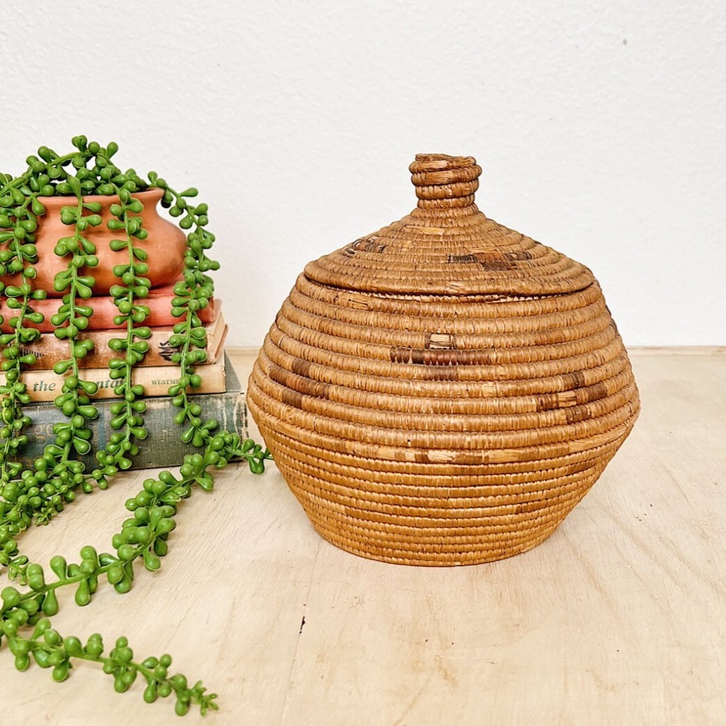 Vintage Alaskan Eskimo Inuit Coiled Beach Grass Lidded Dyed Basket 