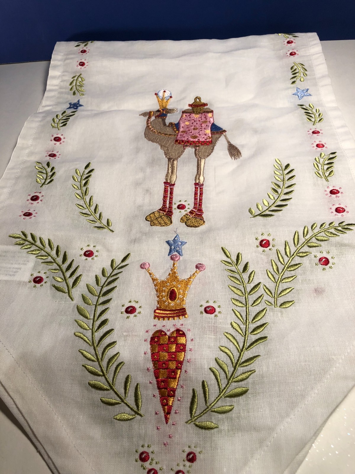 RARE Patience Brewster Embroidered NATIVITY TABLE RUNNER 76\