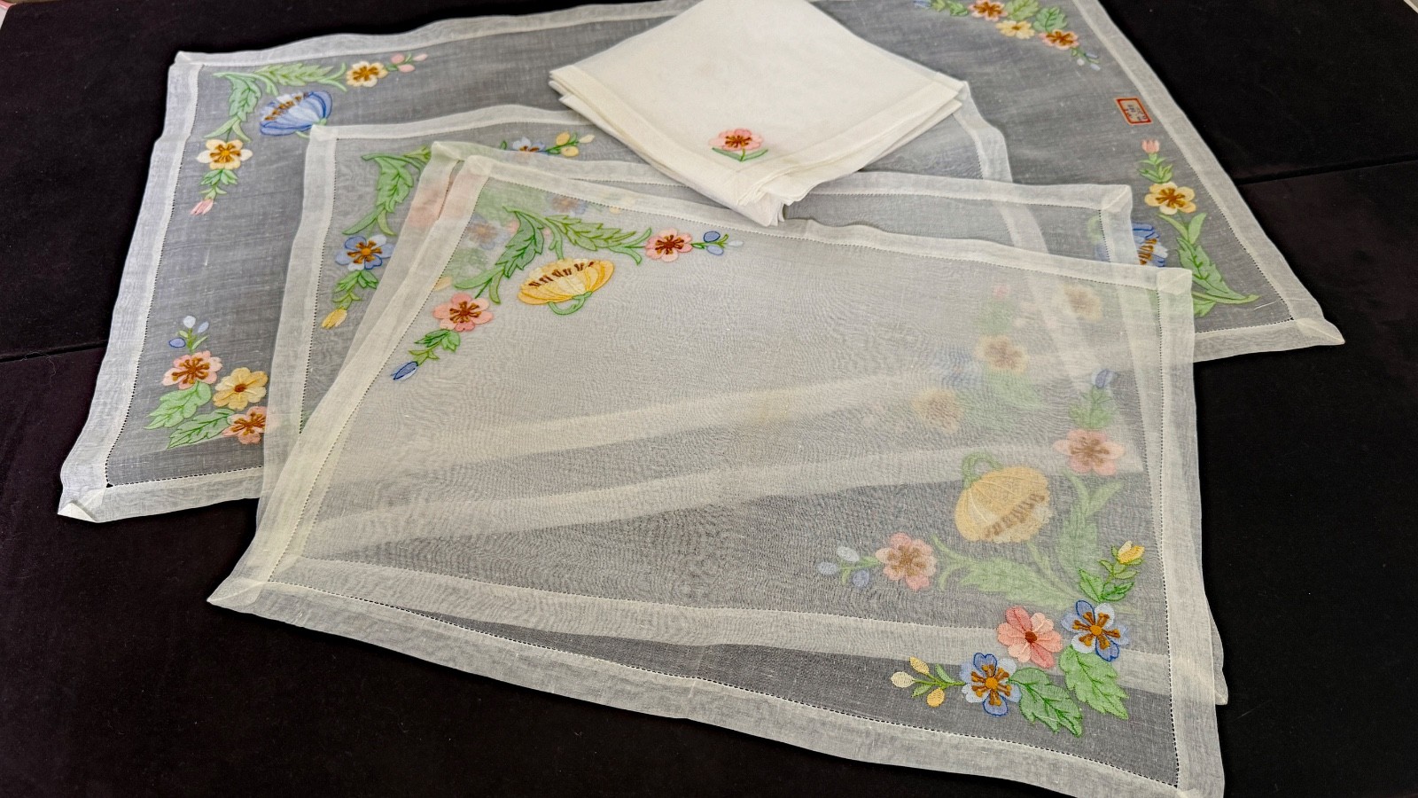 Vintage Madeira Hand Embroidery Pastel Linen Placemat Set for 4 -Dead Stock B237 Vintage Madeira Hand Embroidery Pastel Linen Placemat Set for 4 -Dead Stock B237