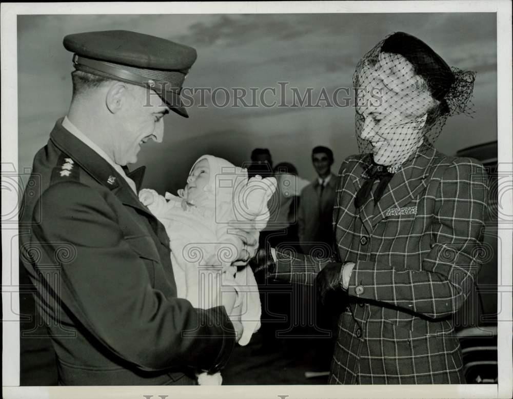 1947 Press Photo General Lucius Clay Welcomed by Wife, New Grandson, D.C.