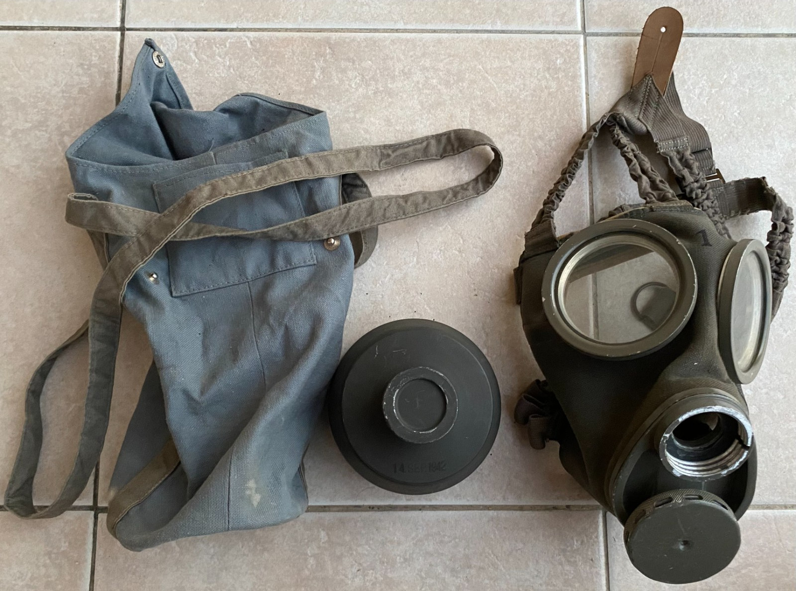 SWEDISH SWEDEN ARMY WWII dated MASK SET SWEDISH SWEDEN ARMY WWII dated MASK SET